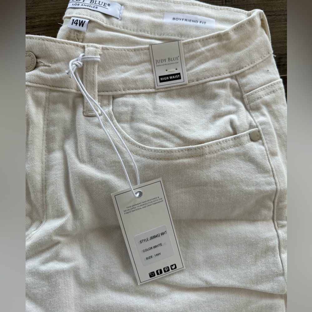 Brand New with tags Judy Blue white boyfriend Capri